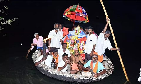 பவானி ஆற்றில் பண்ணாரி மாரியம்மன் படகில் உலா