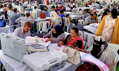 தமிழ்நாட்டில் ஒரே கட்டமாக தேர்தல் நடத்த தேர்தல் ஆணையம் திட்டம் என தகவல்