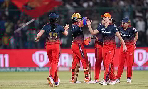 பெண்கள் பிரீமியர் லீக்: மும்பையை வீழ்த்தி இறுதிப்போட்டிக்குள் நுழைந்தது பெங்களூரு