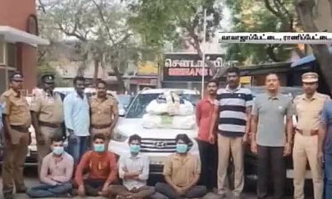 ராணிப்பேட்டை: சொகுசு கார்களில் குட்கா கடத்தல் - ராஜஸ்தானைச் சேர்ந்த 4 பேர் கைது