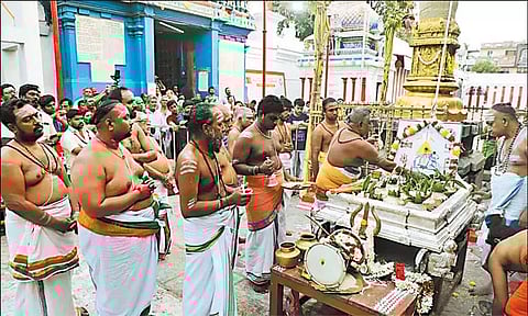 மயிலாப்பூர் கபாலீசுவரர் கோவிலில் பங்குனி திருவிழா கொடியேற்றத்துடன் தொடங்கியது