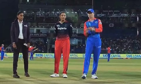 பெண்கள் பிரீமியர் லீக் இறுதிப்போட்டி : பெங்களூரு அணிக்கு எதிராக டாஸ் வென்ற டெல்லி பேட்டிங் தேர்வு