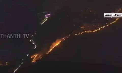 சீனாவின் சிச்சுவான் மாகாணத்தில் பயங்கர காட்டுத்தீ - 11 கிராம மக்கள் பாதுகாப்பாக வெளியேற்றம்