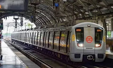 டெல்லி மெட்ரோவில் கூட்ட நெரிசலில் திருட்டில் ஈடுபட்ட பெண்கள்; வைரலாகும் வீடியோ