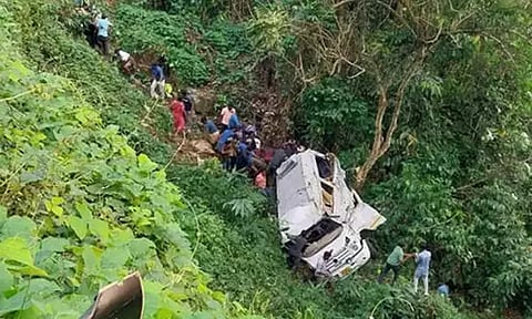 கேரளாவில் வேன் கவிழ்ந்து விபத்து - தமிழகத்தை சேர்ந்த 4 பேர் பலி