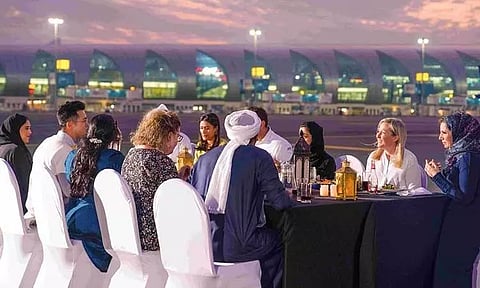 உலகில் முதல் முறையாக துபாய் சர்வதேச விமான நிலைய ஓடுபாதையில் இப்தார் நிகழ்ச்சி: ஊழியர்கள் உற்சாகத்துடன் பங்கேற்பு