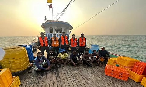 கர்நாடகா: கடலில் சிக்கிய 8 பேரை மீட்ட இந்திய கடலோர காவல் படை