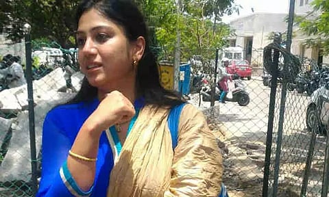 மகனுடன் சேர்ந்து வாலிபரை தாக்கிய நடிகை: போலீசில் புகார்