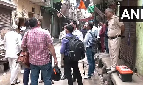 டெல்லியில் 2 மாடி கட்டிடம் இடிந்து விழுந்து விபத்து: 2 பேர் பலி