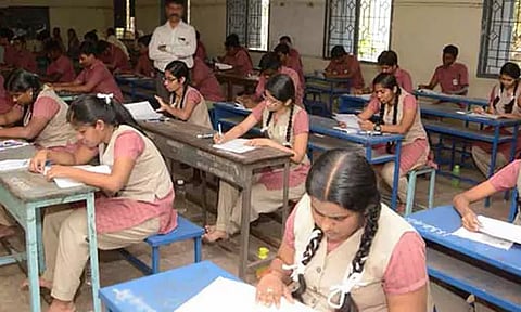 ஏப்ரல் 12ந் தேதிக்குள் பள்ளித் தேர்வுகளை முடிக்க வேண்டும் - பள்ளி கல்வித்துறை உத்தரவு