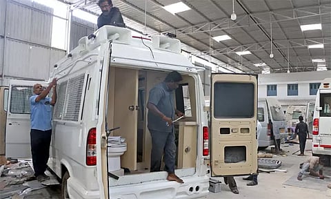 ஹைட்ராலிக் லிப்ட் உள்ளிட்ட நவீன வசதிகளுடன் தயாராகும் அரசியல் தலைவர்களின் பிரசார வாகனங்கள்