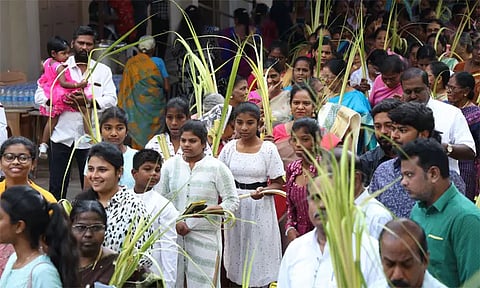 இன்று குருத்தோலை ஞாயிறு...தேவாலயங்களில் குவிந்த கிறிஸ்தவ மக்கள்