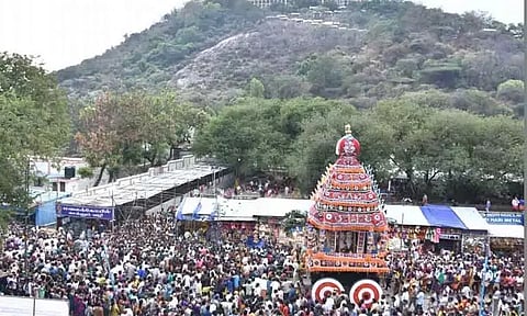 பழனி முருகன் கோவிலில் பங்குனி உத்திர தேரோட்டம் : பல்லாயிரக்கணக்கான பக்தர்கள் வடம் பிடித்து இழுத்தனர்