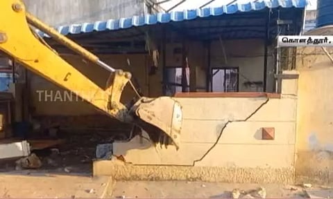 மாணவன் உயிரை பறித்த ஆராய்ச்சி... பாதுகாப்பு கருதி வீட்டை இடித்த அதிகாரிகள்