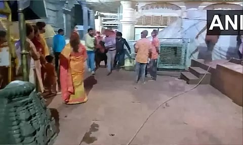 மத்திய பிரதேசம்: மகாகாலேஸ்வரர் கோவிலில் தீ விபத்து; 13 பேர் காயம்