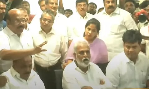 வட சென்னையில் சேகர்பாபு - ஜெயக்குமார் இடையே வாக்குவாதம்