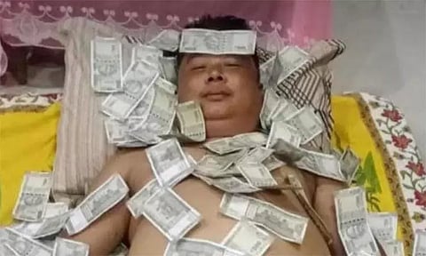 உடல் மீது 500 ரூபாய் நோட்டுகளை பரப்பி தூங்கிய அரசியல் பிரமுகர்.. வைரலாகும் புகைப்படம்