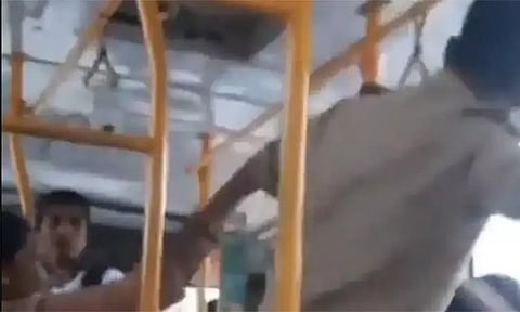 பெண் பயணியை சரமாரியாக தாக்கிய பஸ் கண்டக்டர் கைது