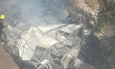 தென்னாப்பிரிக்கா: பள்ளத்தாக்கில் பஸ் கவிழ்ந்து விபத்து - 45 பேர் பலி