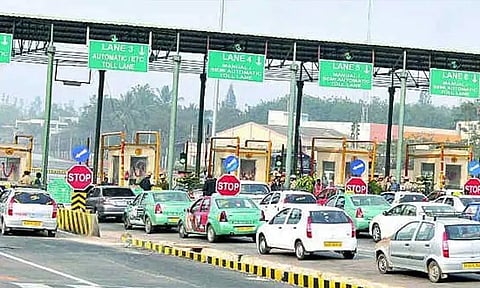 சுங்கச்சாவடிகளில் கட்டண உயர்வு திடீர் நிறுத்திவைப்பு