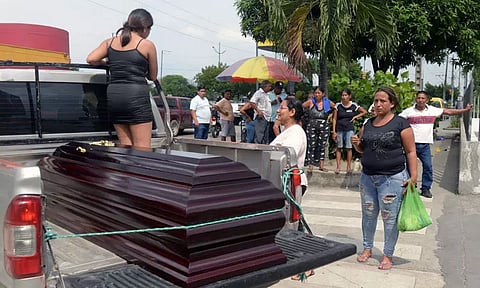 கைப்பந்து விளையாடிக்கொண்டிருந்தவர்கள் மீது சரமாரி துப்பாக்கிச்சூடு - 8 பேர் பலி