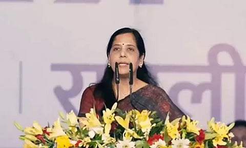 கெஜ்ரிவால் மனைவியை சந்தித்த ஆம் ஆத்மி எம்.எல்.ஏ.க்கள்; டெல்லி அரசு பற்றி புதிய கோரிக்கை