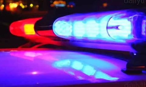 உத்தர பிரதேசம்: திருடிய காரில் சென்றபோது விபத்தில் சிக்கிய திருடர்கள் - மீண்டும் பைக்கை திருடியதால் பரபரப்பு