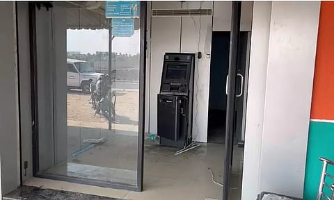 கிருஷ்ணகிரி: ஏ.டி.எம். எந்திரத்தை உடைத்து ரூ. 10 லட்சம் கொள்ளை