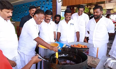 ராமநாதபுரம் தொகுதியில் 'பஜ்ஜி' சுட்டு ஓ.பன்னீர் செல்வம் வாக்கு சேகரிப்பு