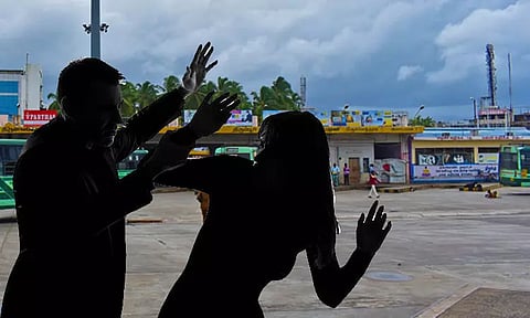 என்னை காதலிக்கமாட்டாயா? - கல்லூரி மாணவியை சரமாரியாக தாக்கிய வாலிபர்