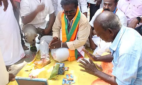 வாக்கு சேகரிப்பின்போது கிளி ஜோதிடம் பார்த்த தங்கர்பச்சான்