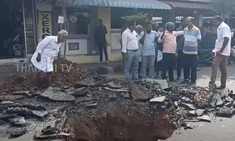 திருச்சி: ஸ்ரீரங்கம் அருகே சாலையில் ராட்சத பள்ளம் ஏற்பட்டதால் பரபரப்பு