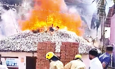 பட்டாசு வெடித்து குடிசை வீடு எரிந்த விவகாரம்: பா.ஜ.க.வினர் மீது வழக்குப்பதிவு