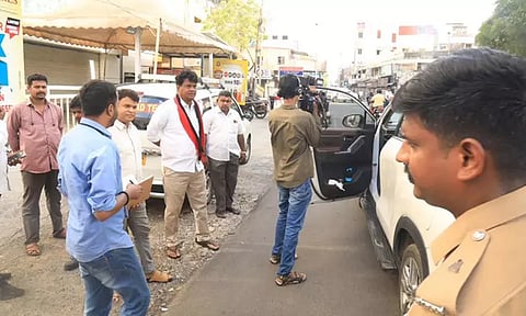 கலாநிதி வீராசாமி காரில் தேர்தல் பறக்கும் படையினர் சோதனை