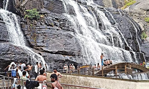 மேற்கு தொடர்ச்சி மலைப்பகுதிகளில் மழை: குற்றால அருவிகளில் நீர்வரத்து அதிகரிப்பு