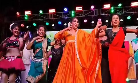 கோவில் திருவிழாவில் குத்தாட்டம் போட்ட லட்சுமி மேனன்... செல்பி எடுக்க ரசிகர்கள் குவிந்ததால் தள்ளுமுள்ளு