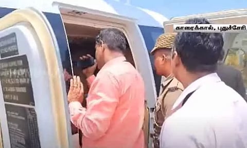 புதுச்சேரி: பா.ஜ.க. மேலிட பொறுப்பாளரின் ஹெலிகாப்டரில் பறக்கும் படை அதிகாரிகள் சோதனை