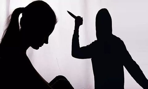 தாயை அடித்து துன்புறுத்தியதால் ஆத்திரம்: தந்தையின் 2-வது மனைவியை குத்திக்கொன்ற மகன்