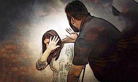 மெட்ரோ ரெயில் நிலைய நடைபாலத்தில் இளம்பெண்ணுக்கு பாலியல் தொல்லை