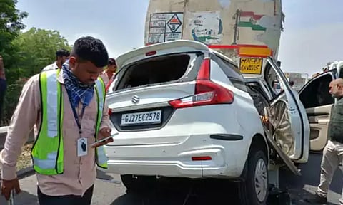 குஜராத்தில் டேங்கர் லாரி மீது கார் மோதி விபத்து: 10 பேர் பலி