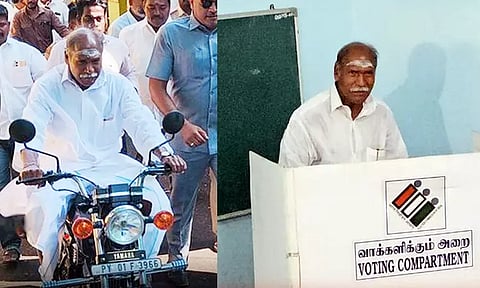 இருசக்கர வாகனத்தில் சென்று வாக்களித்தார் ரங்கசாமி