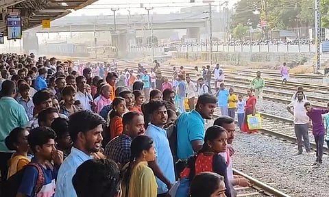 சொந்த ஊர் செல்வதற்காக திருப்பூர் ரெயில் நிலையத்தில் குவிந்த மக்கள்