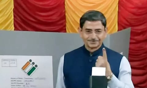 நாடாளுமன்ற தேர்தல்: கவர்னர் ஆர்.என்.ரவி வாக்களித்தார்