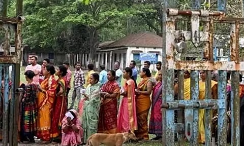 மேற்கு வங்காளத்தில் வாக்குப்பதிவு: திரிணாமுல் காங்- பா.ஜ.க. இடையே மோதல்