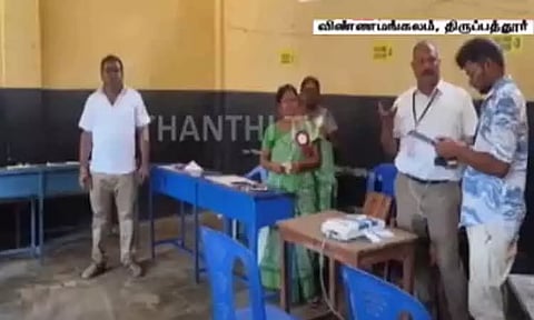 திருப்பத்தூர்: விண்ணமங்கலம் வாக்குச்சாவடியில் வி.வி.பாட் கோளாறு - வாக்குப்பதிவு நிறுத்தம்