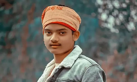 உயிரைப் பறித்த ரீல்ஸ் ஆர்வம்... தலைகீழாக தொங்கியபோது கொடிக்கம்பம் சரிந்து வாலிபர் உயிரிழப்பு