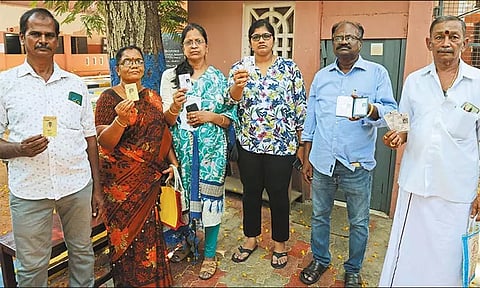 வாக்காளர் அடையாள அட்டை இருந்தும் ஓட்டு போட முடியவில்லை - மக்கள் புகார்