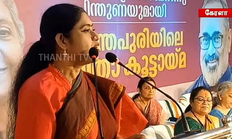 கேரளாவில் 3 மொழிகளில் பேசி வாக்கு சேகரித்த விஜயதாரணி