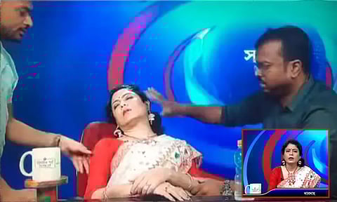 அதிக வெப்பம்... டி.வி. நேரலையில் செய்தி வாசிப்பாளர் மயக்கம்; வைரலான வீடியோ