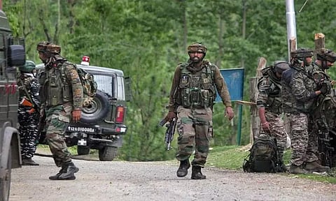 காஷ்மீர் என்கவுண்ட்டர்: பயங்கரவாதிகள் நடத்திய தாக்குதலில் பாதுகாப்புப்படை வீரர் காயம்